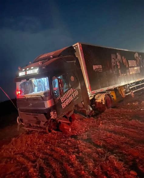 Picape Bate Em Carreta De Dupla Sertaneja E Motorista Morre Preso S