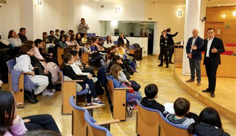 Medio Centenar De Escolares Del Colegio Pablo Neruda Visitan El