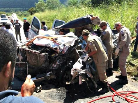 G1 Acidente Entre Carreta E Caminhonete Na Br 070 Deixa Via