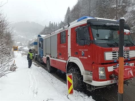 Lkw Bergung Auf Der B Feuerwehr St Aegyd Marktfeuerwehr