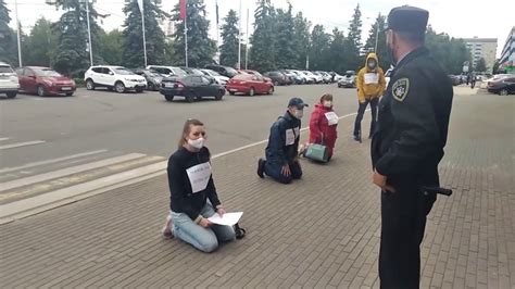 Любят русские люди бунтовать,встанут на колени перед барским домом и ...
