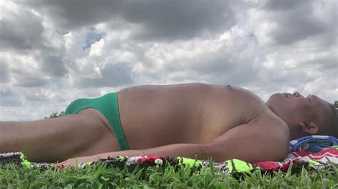 Prendere Il Sole Nel Parco Di Bayonne Nel Mio Bikini Verde XHamster