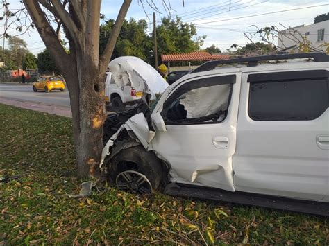 Conductor Se Impacta Contra árbol En El Bulevar Constitución De Torreón