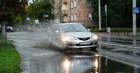 Gwałtowna burza we Wrocławiu zalane ulice i kłopoty z komunikacją D