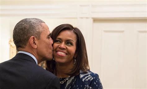 foto rara Barack Obama dá parabéns para Michelle mensagem