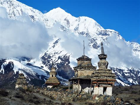 Temples sur les chemins des Annapurna Népal En hauteur totalement