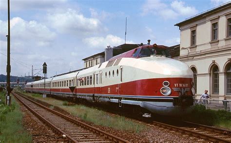 VT 18.16.07 und 10 verlassen mit einem Sonderzug im Mai 2002 den ...