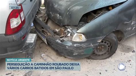 Perseguição a caminhão roubado na Grande SP deixa vários carros batidos