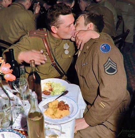 WSE adlı kullanıcının Guys showing m m affection panosundaki Pin Erkek arkadaşlar Gay Asker