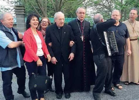 Rimini Don Probo Compie Cento Anni Festa In Chiesa Con I Sette Figli