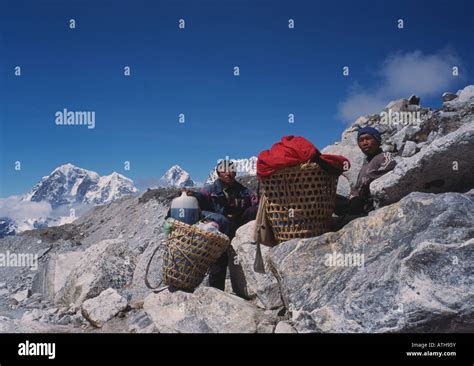 Sherpas Charge Lourde Banque De Photographies Et Dimages à Haute