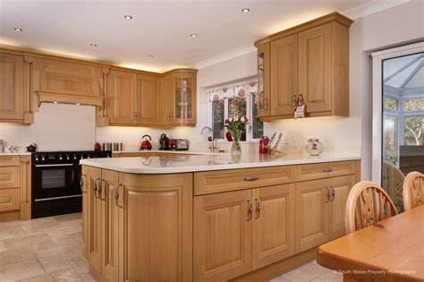 Traditional Oak Kitchen With Raised And Fielded Doors