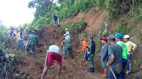 Warga TNI Gotong Royong Singkirkan Longsor Tutup Jalan Di Landi