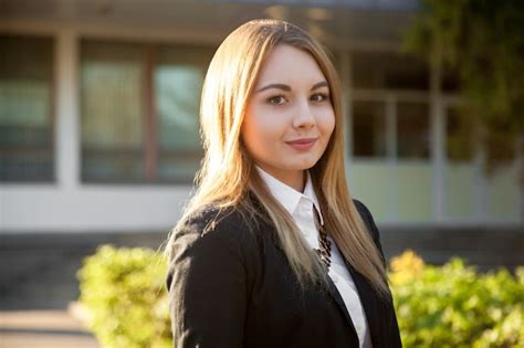 Retrato de jovem empresária Foto Grátis