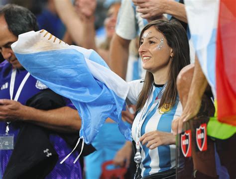 アルゼンチンの美女サポーターら【写真】：中日スポーツ・東京中日スポーツ