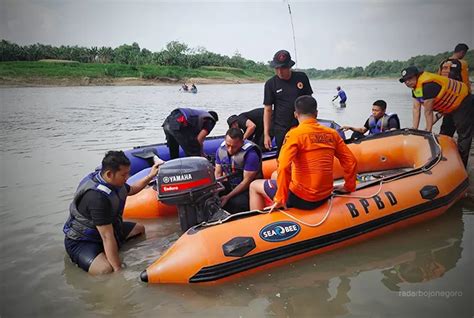 Menanti Ortu Mencuci Bocah Tahun Tenggelam Di Bengawan Solo