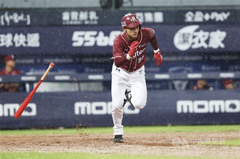 陳鴻文轉隊首戰雨中仍續投 5小時大戰桃猿奪勝 影 運動 中央社 Cna