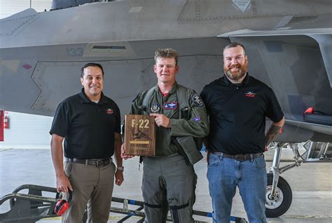 Usaf Reservist Becomes The First F 22 Pilot To Clock 2000 Hours In The