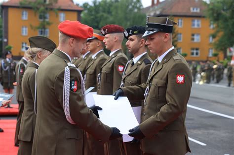 Wręczenie patentów oficerskich dyplomów i świadectw ukończenia studiów