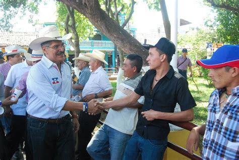 Norman Quijano Candidato Presidencial Por ARENA Saludando A Los