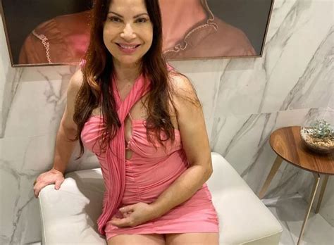 Aos 57 anos Isadora Ribeiro posa de roupa íntima e fala da força feminina