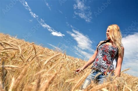 sexy blonde femme et champs de blé Acheter cette photo libre de droit et découvrir des images