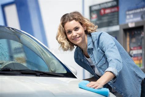 Auto De Limpieza De Mujer Feliz Imagen De Archivo Imagen De Limpieza Latina 262851025