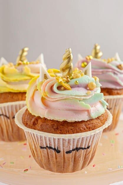 Puesto De Postres Con Plato De Cupcakes De Unicornio Dulce Lindo Primer