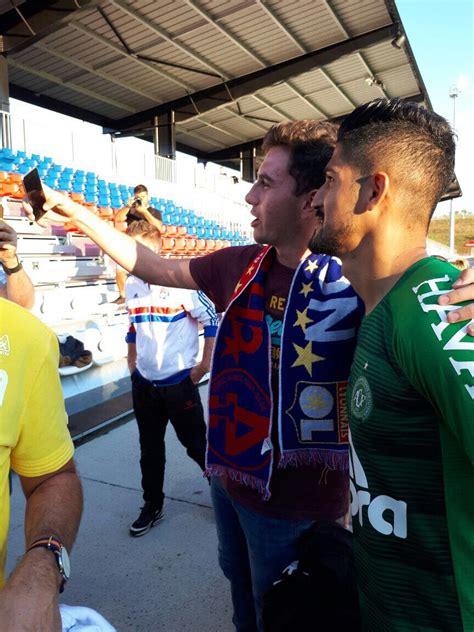 Franc S Da Chapecoense Marca Gol Em Amistoso E Celebra Solidariedade