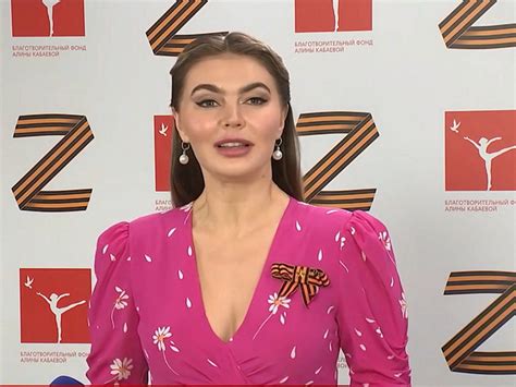 США ввели новые санкции против Алины Кабаевой - TOPNews.RU