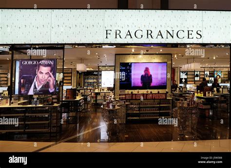 Abu Dhabi airport duty free Stock Photo - Alamy