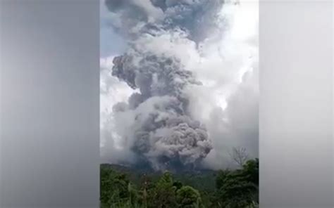 Erupsi Gunung Marapi Hujan Abu Disertai Batu Terjadi Di Sejumlah