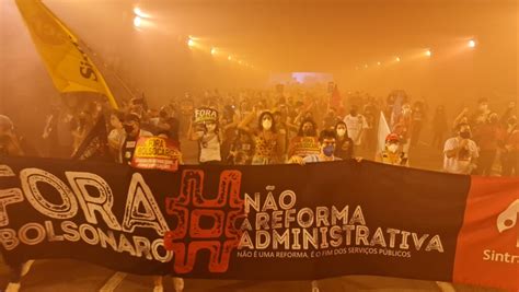 Dezenas De Milhares Se Manifestam Em Porto Alegre Pelo Fora Bolsonaro