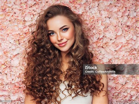 Photo libre de droit de Verticale Dune Belle Femme À La Recherche ...