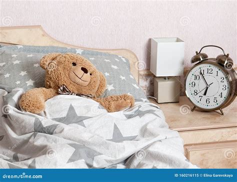 Un Ours En Peluche Qui Dort Dans Le Lit Image Stock Image Du Oreiller