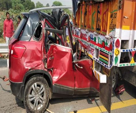 Accident On Agra Lucknow Expressway मां दो बेटों सहित चार की मौत Agra