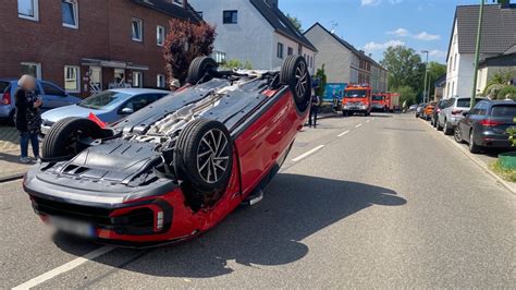 Essen Unfall Auto überschlägt sich Fahrer verletzt sich schwer