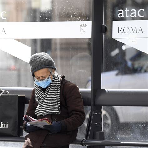 Roma Autista Atac Guarda Un Film Mentre Al Volante Del Bus E Un