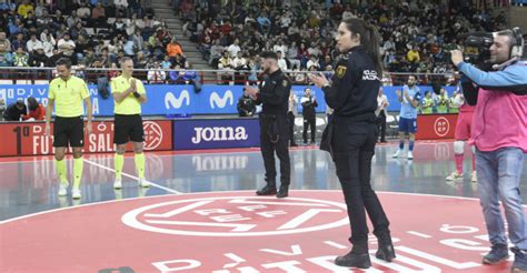 Movistar Inter Fs Homenajea A La Polic A Nacional Brind Ndole El Saque