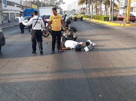 Camioneta Particular Impacta A Moto Patrulleros En Veracruz