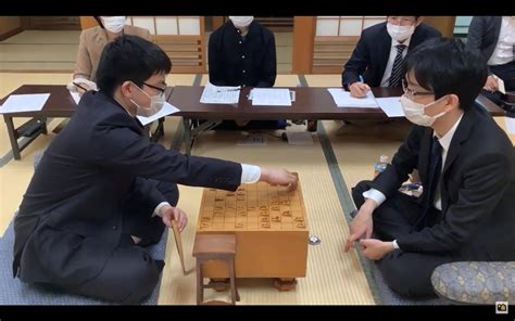 朝日新聞将棋取材班 On Twitter 村）a級順位戦、豊島将之竜王が永瀬拓矢王座に勝ちました。豊島竜王が劣勢に立たされ、残り時間でも大差がついていましたが、巧みな反撃で逆転勝ちしました