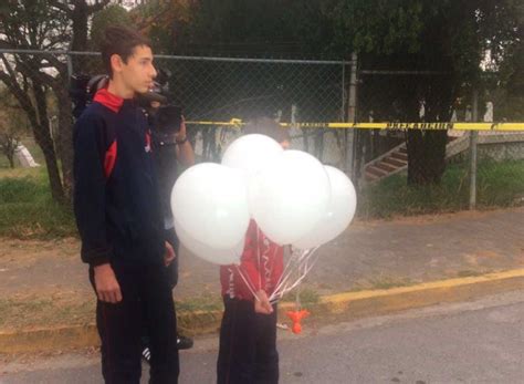 Elevan globos blancos en colegio donde alumno atacó a compañeros y maestra