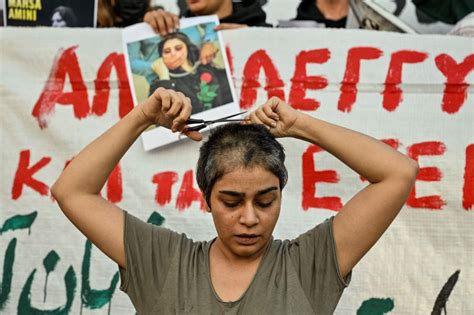 N Nome Di Mahsa Amini Proteste E Tagli Di Capelli Nel Mondo Corriere It