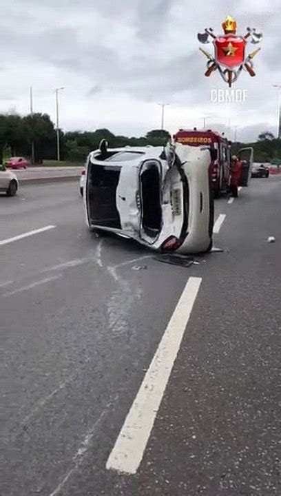 Colisão seguida de capotagem deixa um ferido no Eixão Sul Vídeo