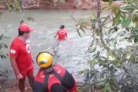 Menino de 11 anos morre afogado após tentar salvar o irmão mais novo no