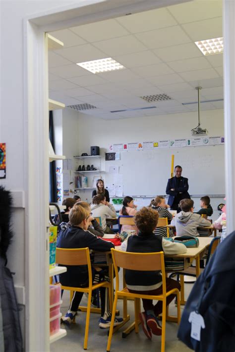 Parlement des enfants devant une classe de primaire à Lantic Éric