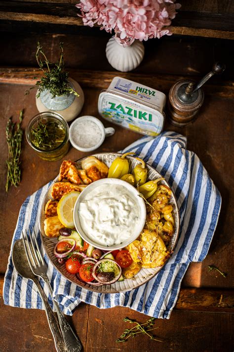 Griechische Veggie Bowl Mit Smashed Potatoes Und APOSTELS Zaziki