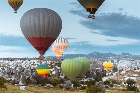 Globo Del Aire Caliente Que Vuela Sobre Cappadocia Turqu A Foto De