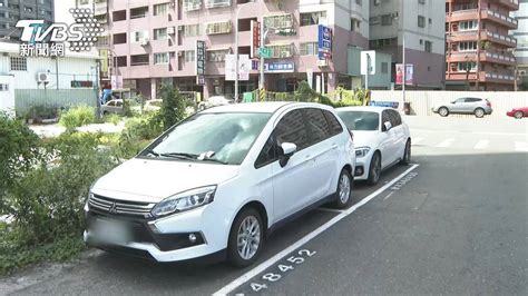 駕照雞腿換的！前車不好好停 害後車停不進去慘遭拖吊 Tvbs Line Today