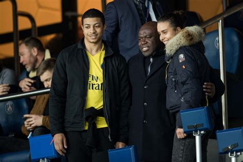 Photo Wilfried Mbappé Le Père De Kylian Mbappé Célébrités Dans Les Tribunes Du Parc Des